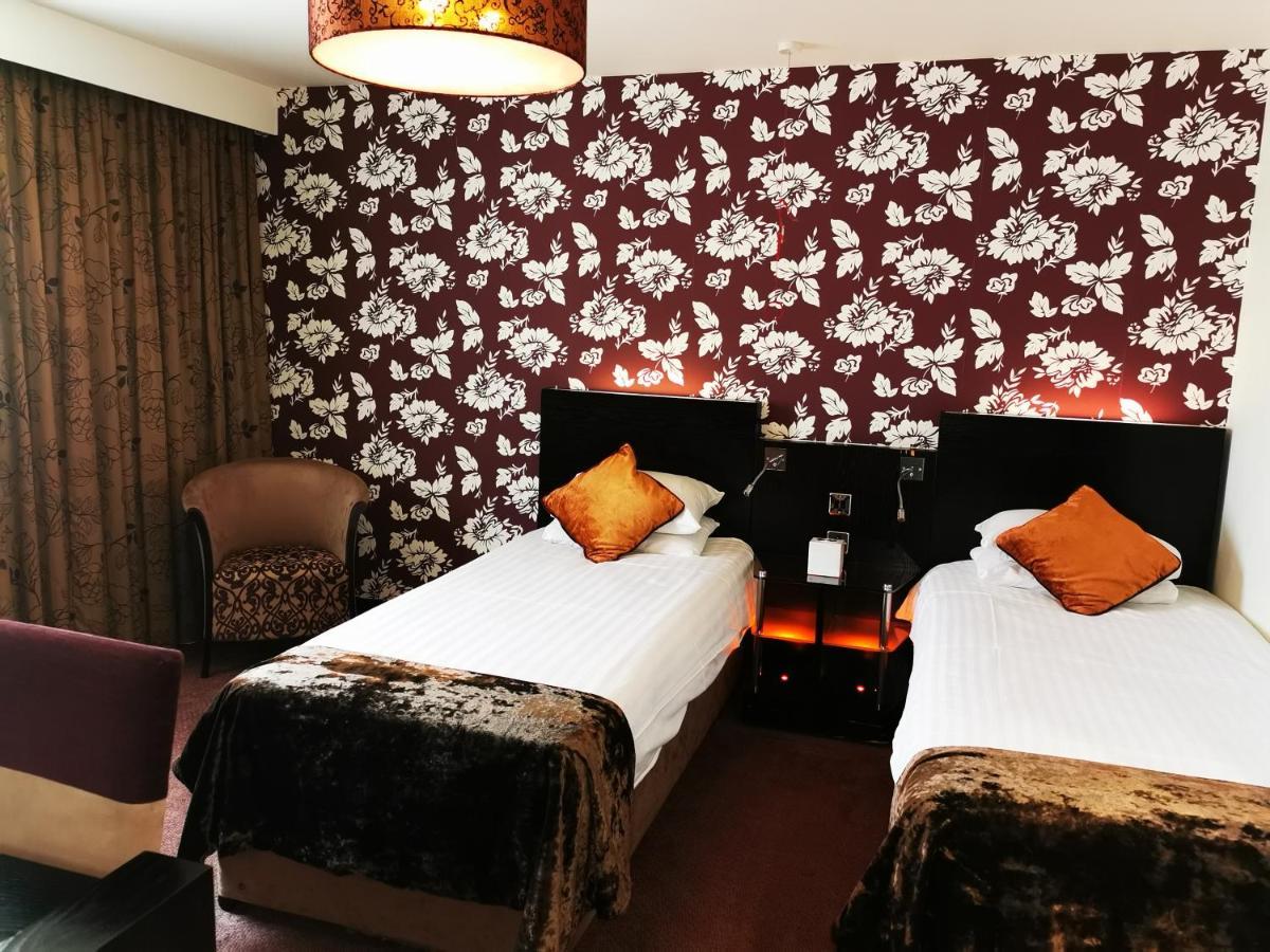 The Bluebell Hotel Neath Eksteriør billede