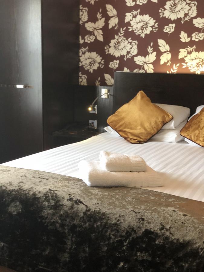 The Bluebell Hotel Neath Eksteriør billede