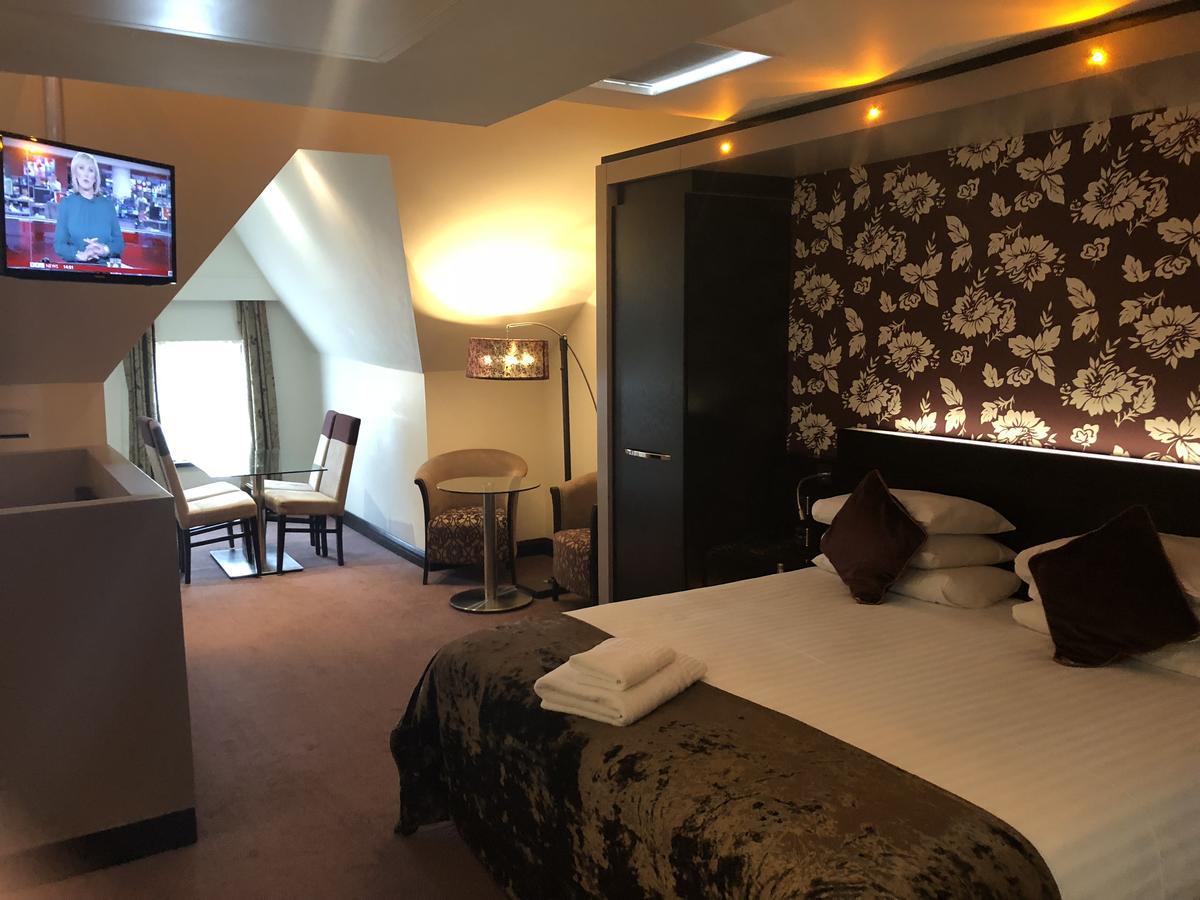 The Bluebell Hotel Neath Eksteriør billede